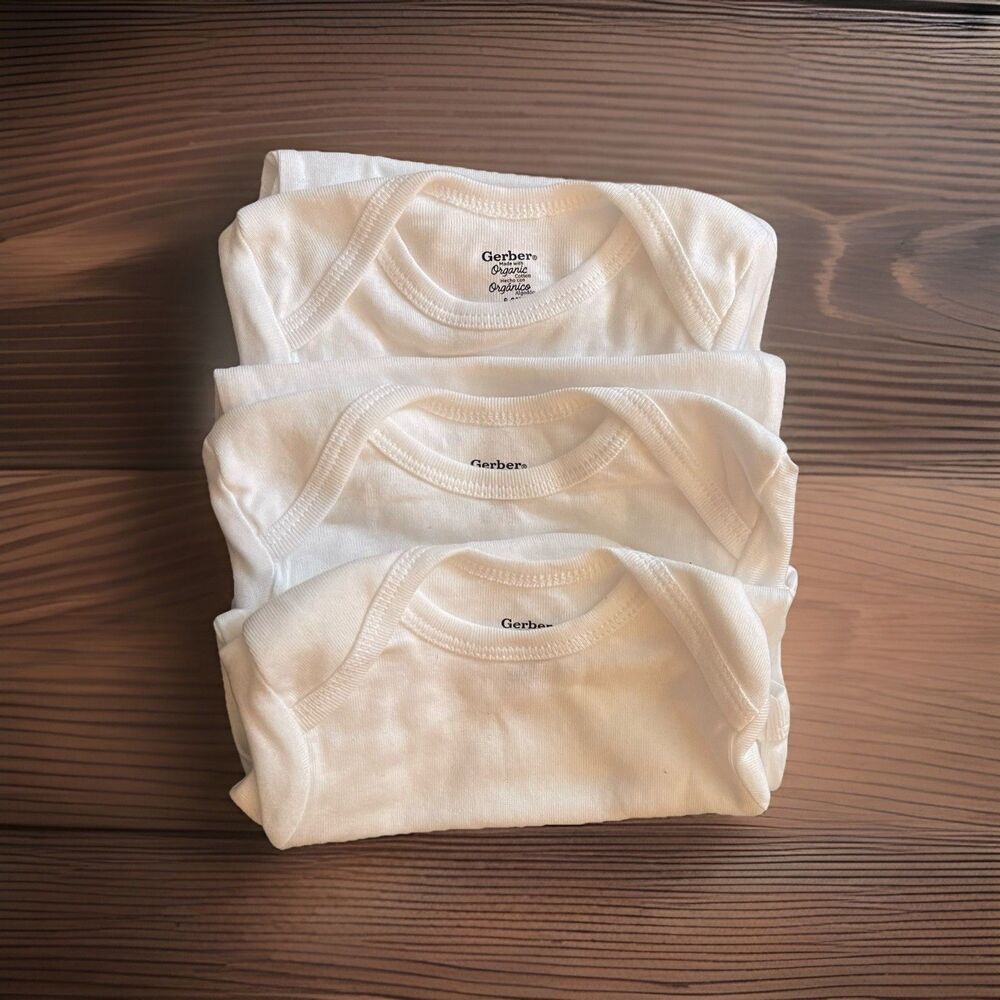 NWOT Gerber Organic 100% Cotton Onesies 3 Pack 6-9 Months
